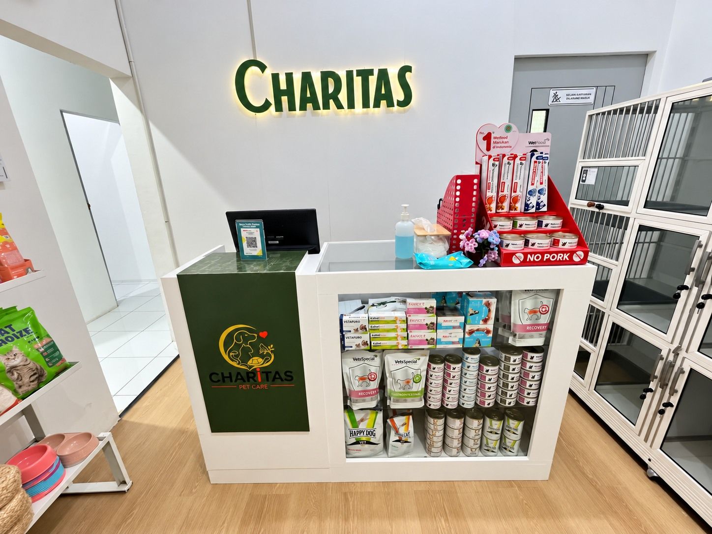 Meja resepsionis Charitas Pet Care